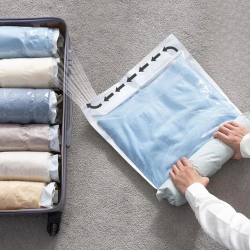 enrouler-les-vetements-dans-un-sac-vetement-sous-vide-afin-de-maximiser-l-espace-dans-une-valise