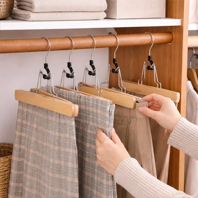 Cintre pantalon​ avec barres en bois doublées de velours antidérapant pour maintenir pantalons et jupes
