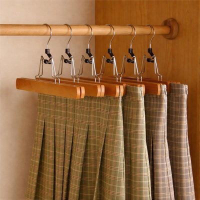 Cintre pantalon​ avec crochet rotatif 360° en métal chromé antirouille sur cintre en bois laqué