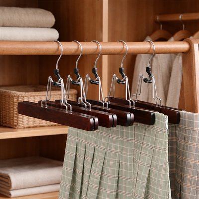 Cintre pantalon​  en bois massif avec barres antidérapantes en velours et crochet rotatif chromé