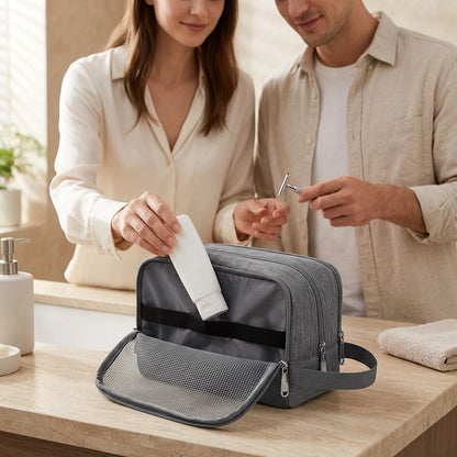 couple-pr-parant-ses-affaires-autour-de-la-trousse-compacte-ouverte-dans-une-salle-de-bain-pur-e