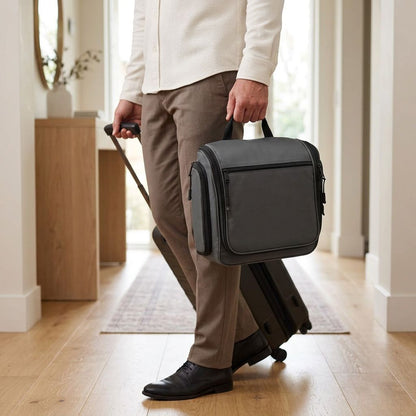 homme-en-mouvement-portant-sa-trousse-de-toilette-c-t-d-une-valise