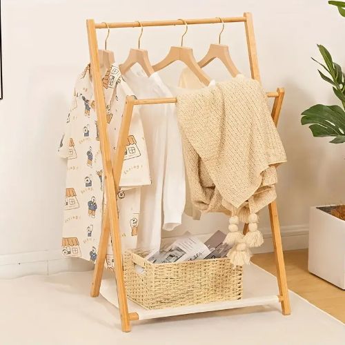 portants-vetements-en-bois-pour-organiser-la-garde-robe