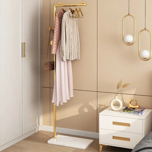 porte-vetement-dore-efficace-pour-chambre-a-coucher