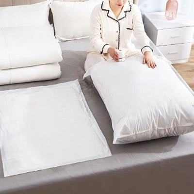 femme-aspirant-air-de-sac-sous-vide-de-rangement